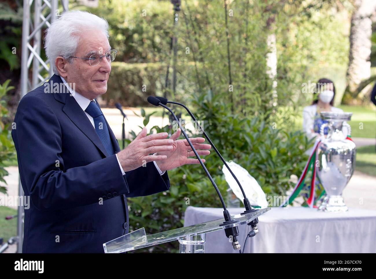 Rom, Italien. Juli 2021. Il Presidente Sergio Mattarella die Trophäe der UEFA EURO 2020 als Spieler und Mitarbeiter der italienischen Fußballnationalmannschaft kommen am 12. Juli 2021 zu einer Zeremonie im Präsidentenpalast Quirinale in Rom, einen Tag nachdem Italien das UEFA EURO 2020-Finale zwischen Italien und England gewonnen hatte. Giandotti - Uff Stampa /Spaziani Credit: dpa/Alamy Live News Stockfoto