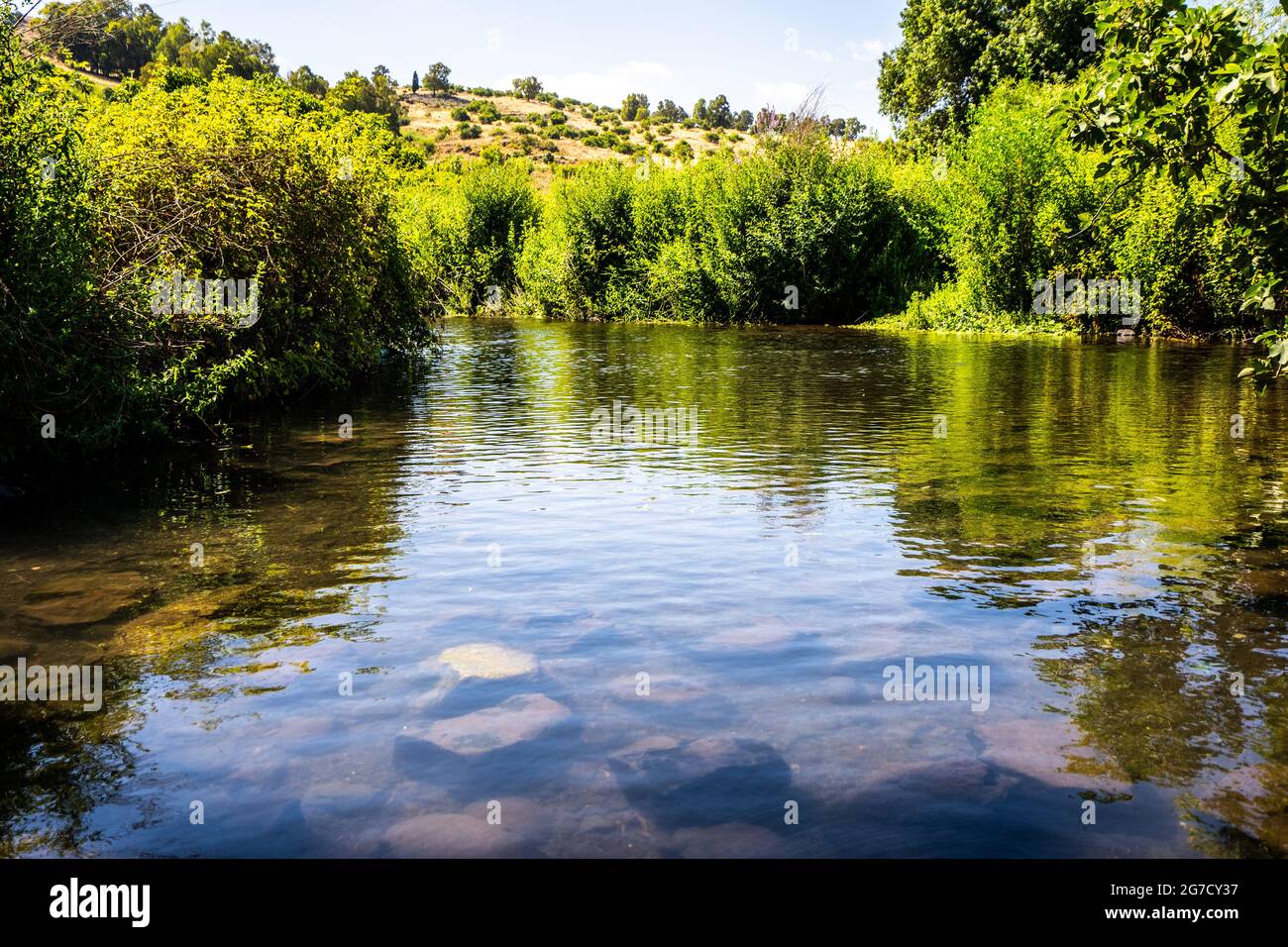 Ein Tina (AKA ein Notera) eine natürliche Wasserquelle in den Golanhöhen, Israel. Der größte Teil des Wassers wird von lokalen Bauern und Kibbuzim für irrig gesammelt Stockfoto