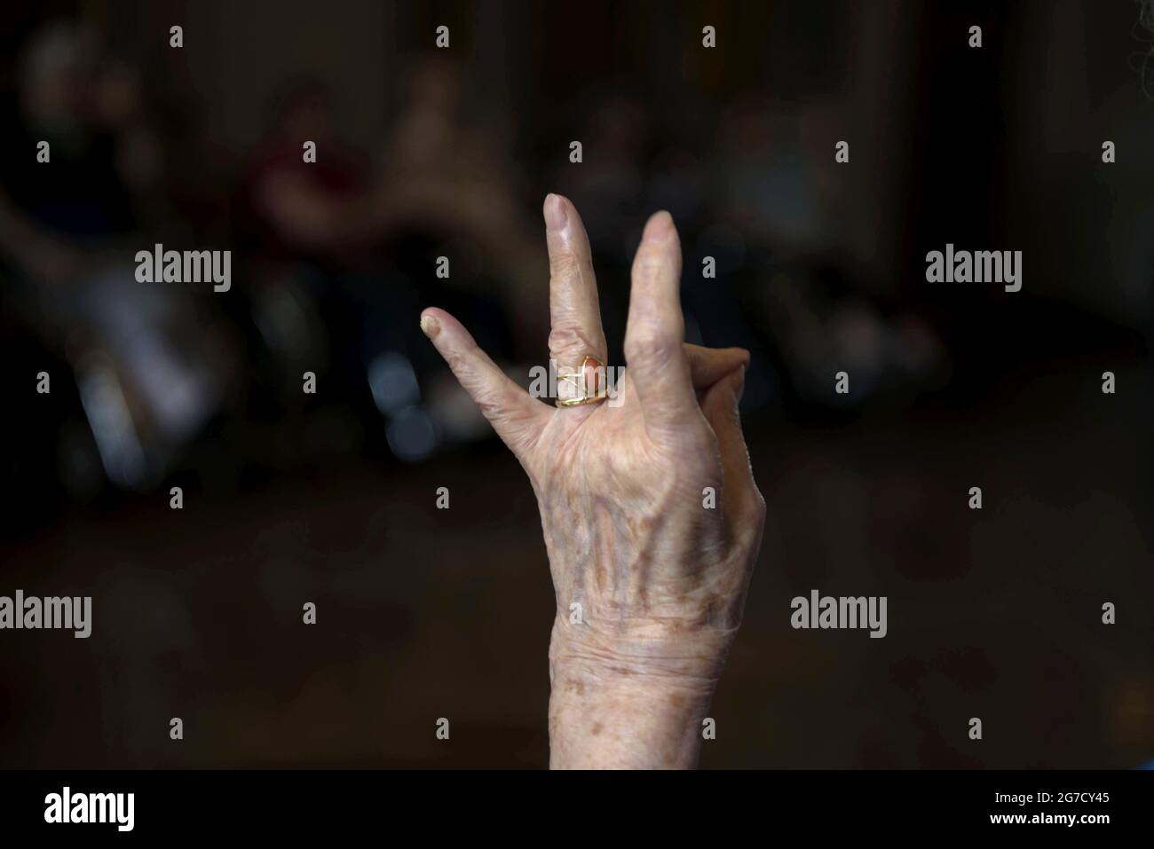 Hands Nahaufnahme der hundertjährigen Frau macht im privaten Altersheim in der Fastenzeit sul Seveso, Mailand, Italien, Fingerübungen. Stockfoto