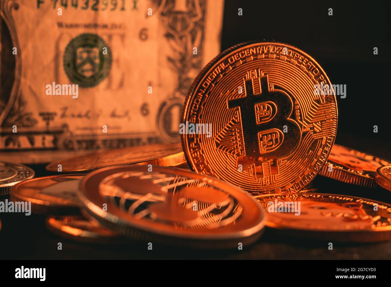 Haufen Goldbitmünzen und ein-Dollar-Schein Stockfoto