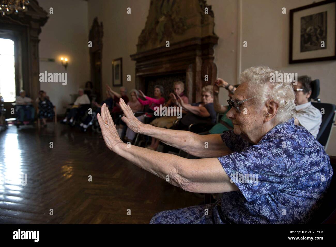 Frau Carla, 100 Jahre alt, macht Gesundheitsübungen im privaten Altersheim in der Fastenzeit sul Seveso, Mailand, Italien. Stockfoto