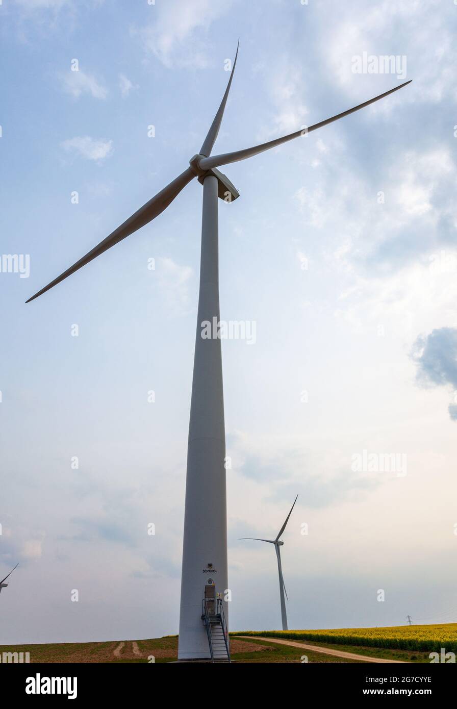 Blick auf zwei Windturbinen auf der Hook Moor Wind Farm in der Nähe von Aberford in West Yorkshire Stockfoto