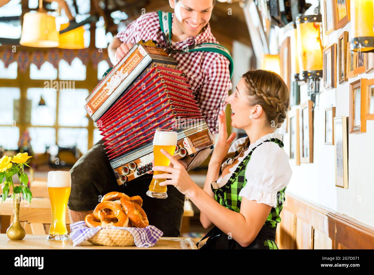 Bayerisches Restaurant mit Musik, Gäste, Weißbier und Brez ' n Stockfoto