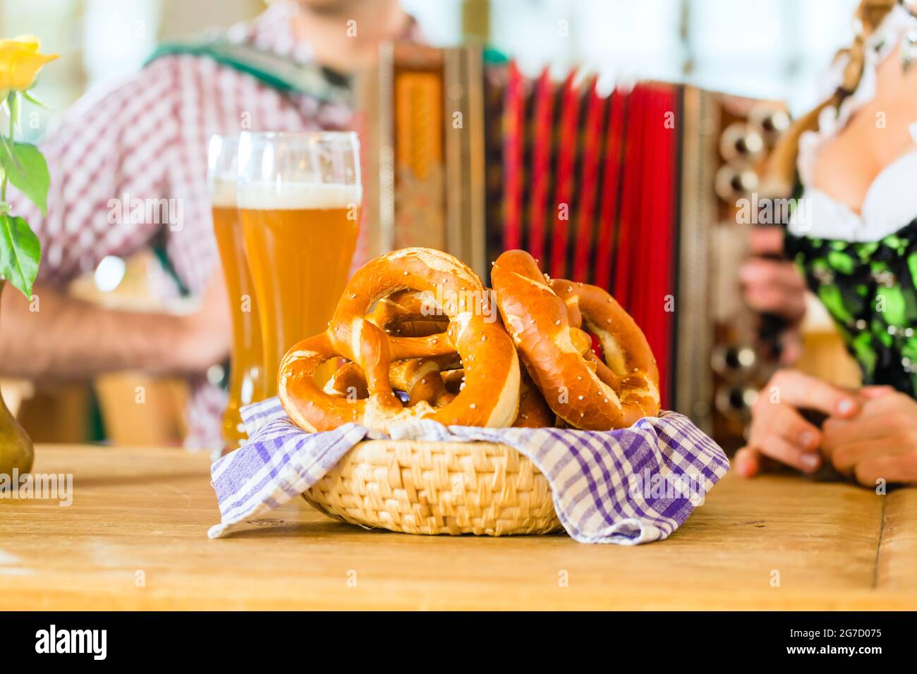 Bayerisches Restaurant mit Musik, Gäste, Weißbier und Brez ' n Stockfoto
