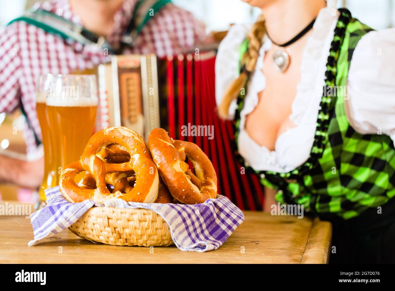 Bayerisches Restaurant mit Musik, Gäste, Weißbier und Brez ' n Stockfoto