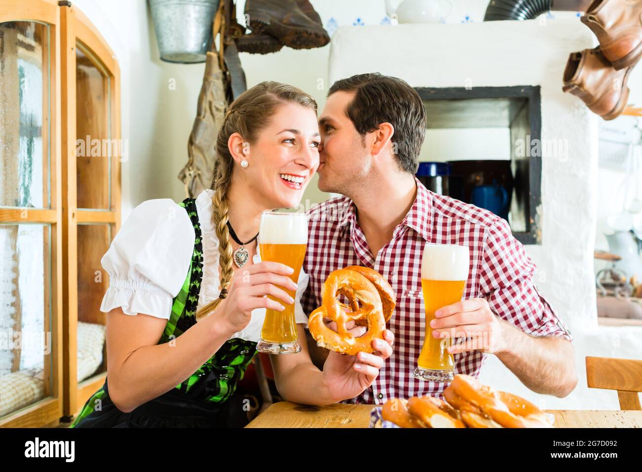 Bayerischen paar tragen traditionelle Kleidung, flirten und trinken Bier im  restaurant Stockfotografie - Alamy
