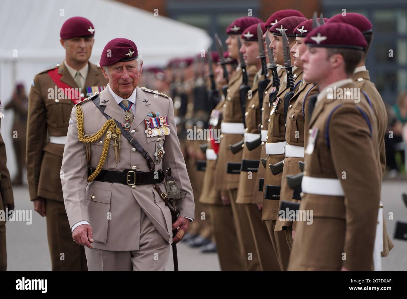 Der Prinz von Wales, Oberst am Oberst, inspiziert den vorderen Rang von Vertretern des 1., 2. Und 3. Bataillons des Parachute-Regiments während einer Zeremonie, um dem Regiment in den Merville Barracks in Colchester neue Farben zu präsentieren. Bilddatum: Dienstag, 13. Juli 2021. Stockfoto