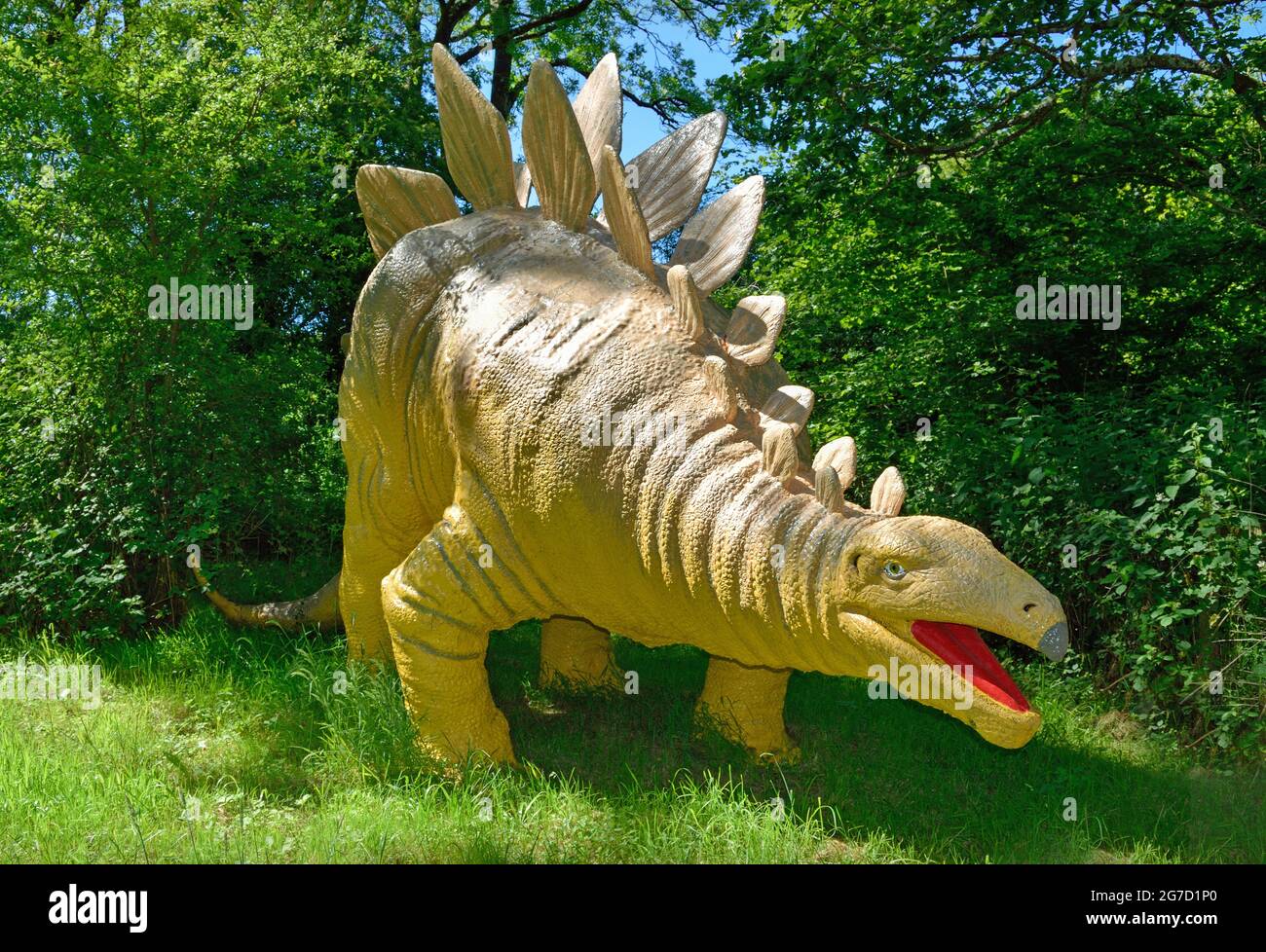 Ein Modell eines Stegosaurus-Dinosauriers, umgeben von Bäumen. Stockfoto