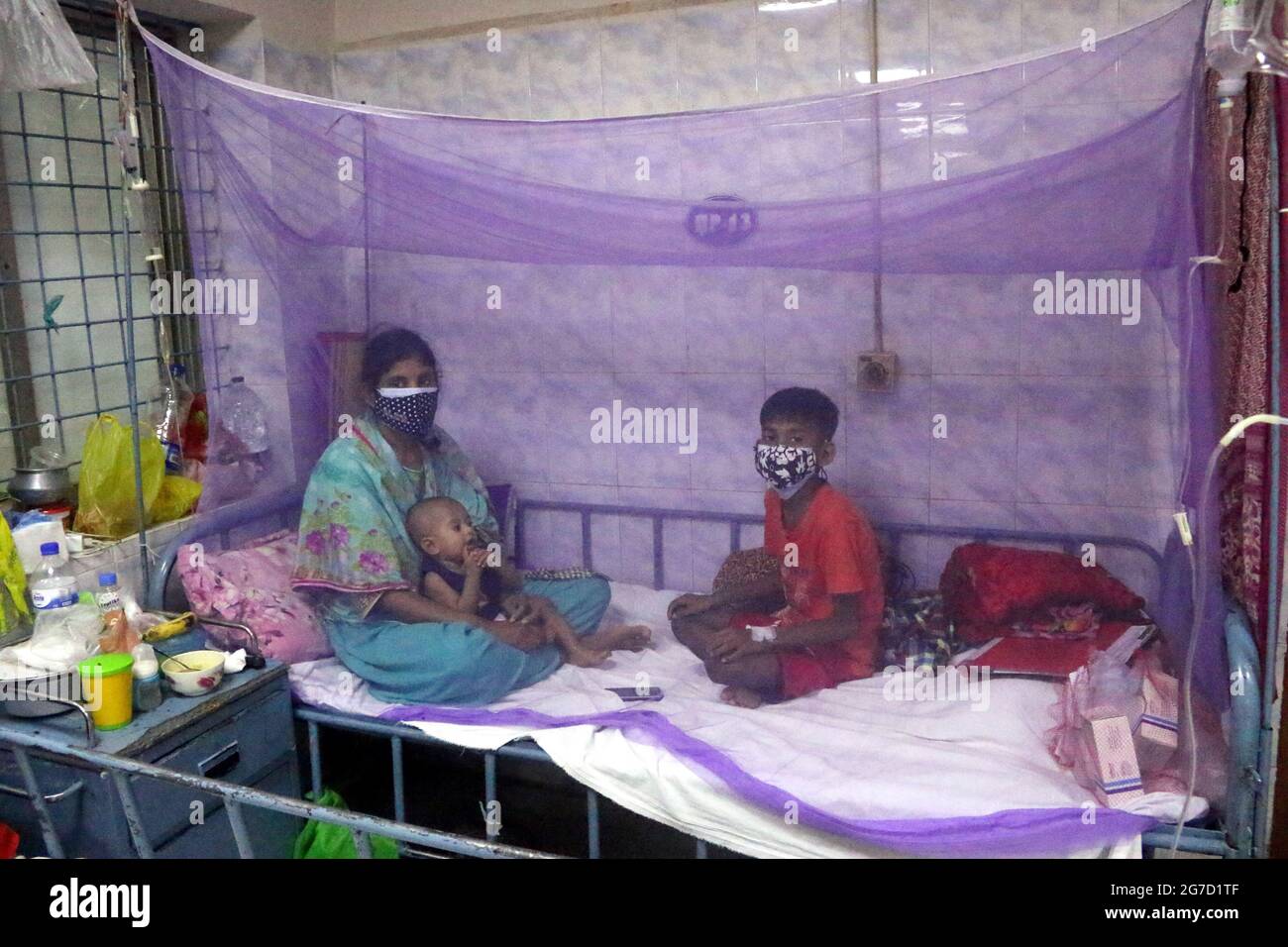13. Juli 2021. Dhaka, Bangladesch: Kinder aus Bangladesch, die mit dem Dengue-Virus infiziert sind, werden im Children's Shyamoli Hospital in Dhaka behandelt Stockfoto