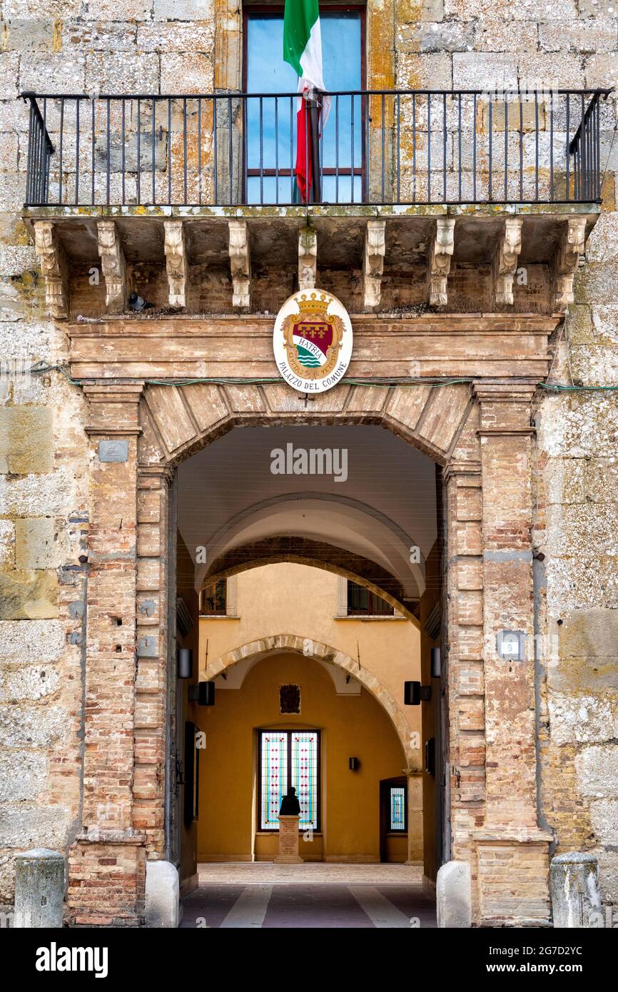 Eingang des Palazzo dei Duchi Acquaviva, Atri, Italien Stockfoto