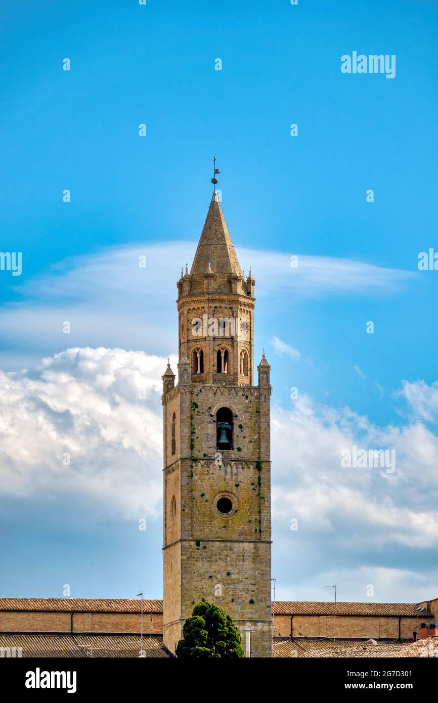 Glockenturm der Kathedrale von Atri, Italien Stockfoto