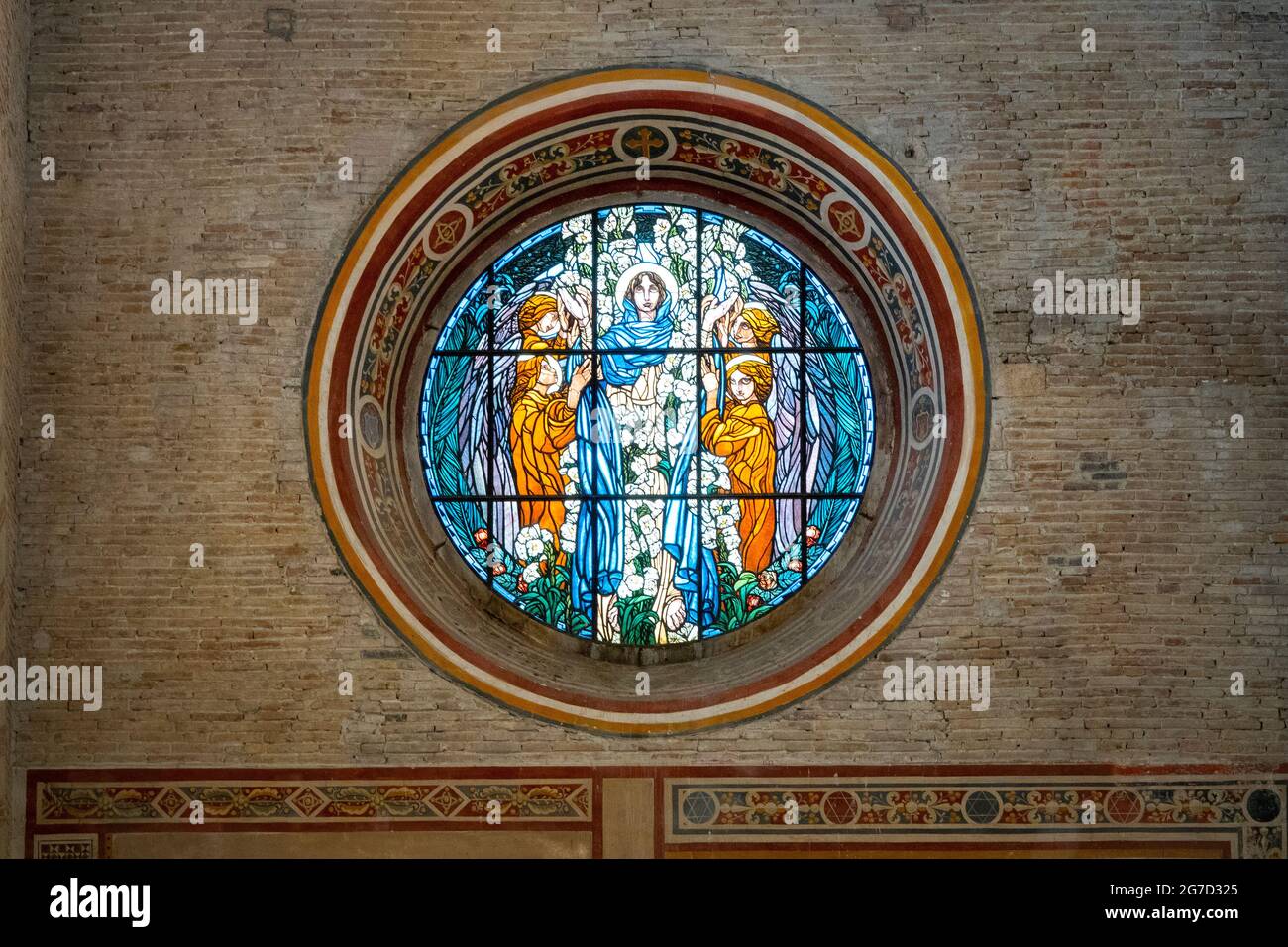 Glasmalerei in der Kathedrale von Teramo, Italien Stockfoto