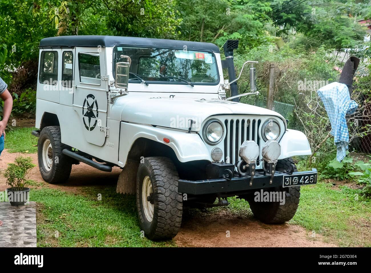 Willy's Jeep alte weiße Farbe in sri lanka modifiziert Stockfoto
