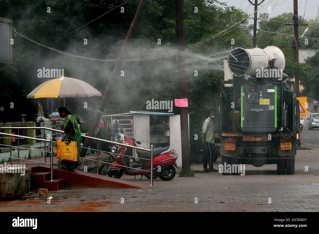 Chennai, Tamil Nadu, Indien. Juli 2021. Kommunale Arbeiter sprühen Desinfektionsmittel von einem Lastwagen entlang einer Straße, um das COVID-19-Coronavirus in Chennai zu bekämpfen. Quelle: Sri Loganathan/ZUMA Wire/Alamy Live News Stockfoto