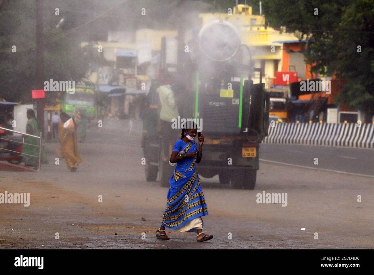 Chennai, Tamil Nadu, Indien. Juli 2021. Kommunale Arbeiter sprühen Desinfektionsmittel von einem Lastwagen entlang einer Straße, um das COVID-19-Coronavirus in Chennai zu bekämpfen. Quelle: Sri Loganathan/ZUMA Wire/Alamy Live News Stockfoto
