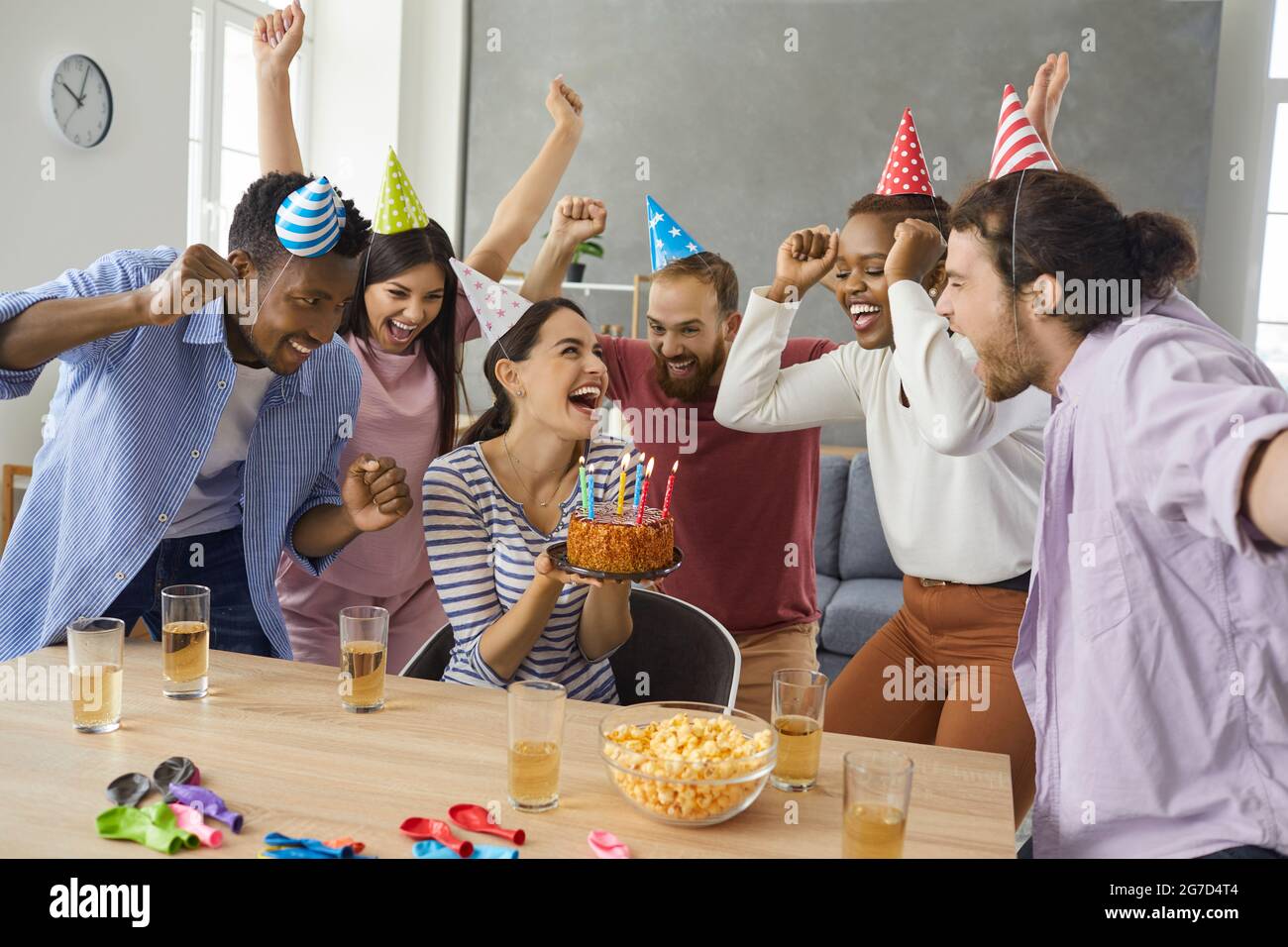 Multinationale Freunde feiern einen Geburtstag im Haus eines Freundes Stockfoto