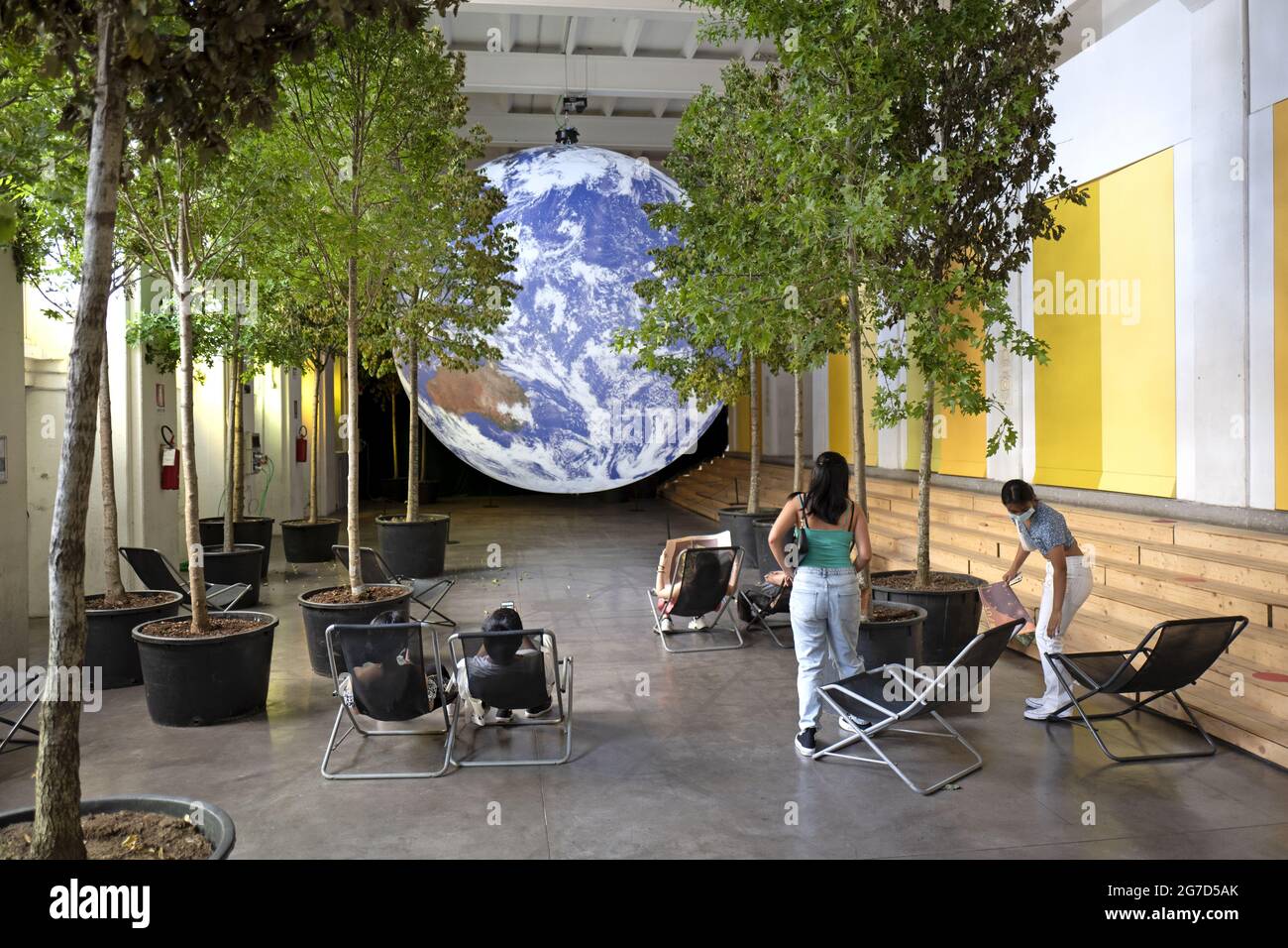 Gaia, eine Kunstinstallation des britischen Künstlers Luke Jerram über unseren Planeten Erde, in Base, Mailand, Italien. Stockfoto