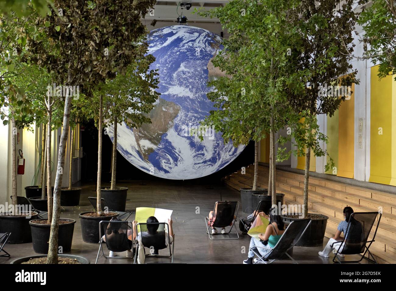 Gaia, eine Kunstinstallation des britischen Künstlers Luke Jerram über unseren Planeten Erde, in Base, Mailand, Italien. Stockfoto