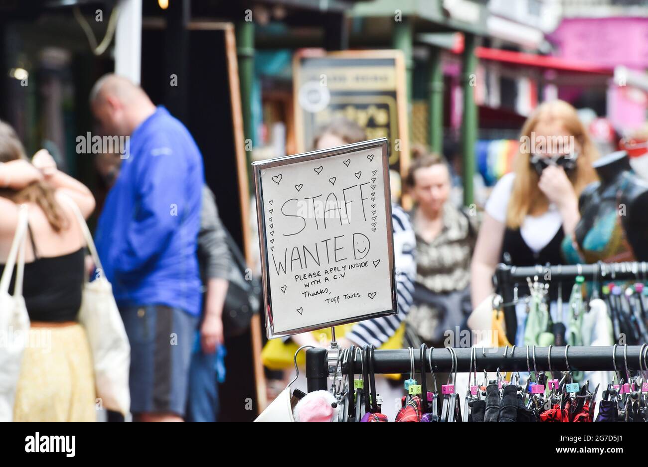 Brighton UK 13. Juli 2021 - Unternehmen im Bezirk North Laine in Brighton suchen heute nach Mitarbeitern.die Stadt, die einen Anstieg des COVID Cases council erfahren hat, soll zusätzliche staatliche Hilfe und Unterstützung erhalten, die die Tests ankurbeln und sicherstellen würde, dass die Stadt sicher und offen bleiben kann Das Geschäft als die nächste Lockerung der Beschränkungen beginnt am kommenden Montag .: Credit Simon Dack / Alamy Live News Stockfoto