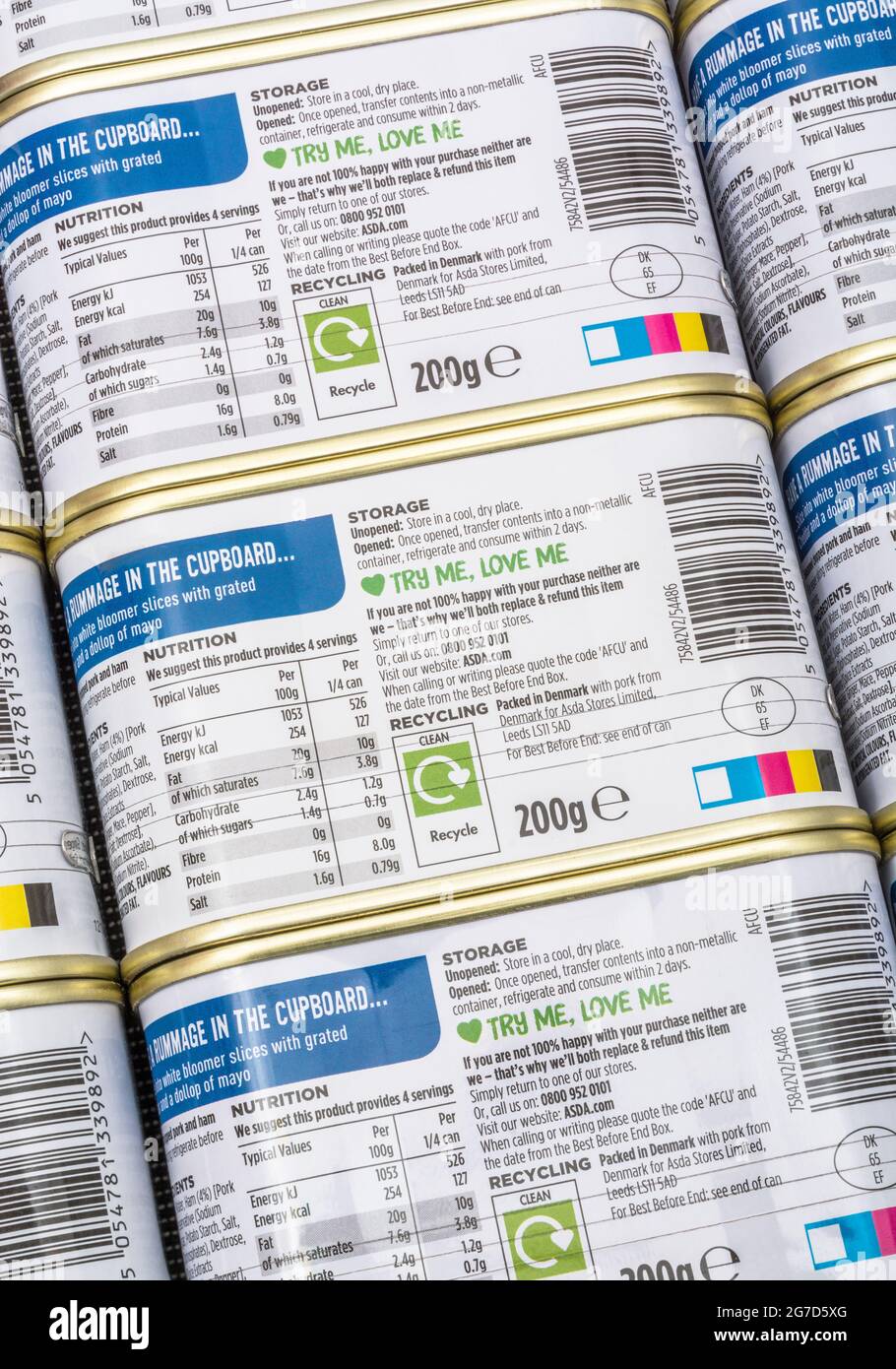 Close shot of Food Nutrition Label on a can of Dosened chabopped Schweinefleisch and Schinken Luncheon Meat & Recycling information. Für fettreiche Lebensmittel, Konservierung von Lebensmitteln Stockfoto