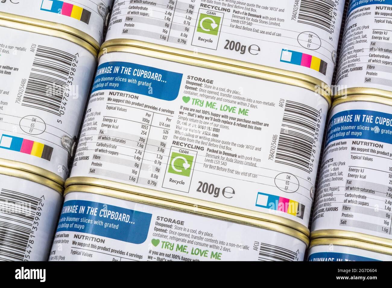 Close shot of Food Nutrition Label on a can of Dosened chabopped Schweinefleisch and Schinken Luncheon Meat & Recycling information. Für fettreiche Lebensmittel, Konservierung von Lebensmitteln Stockfoto