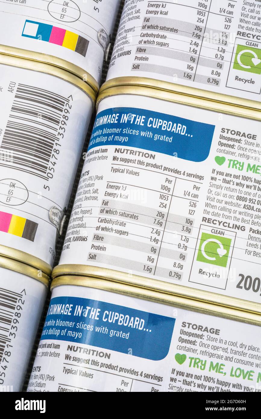 Close shot of Food Nutrition Label on a can of Dosened chabopped Schweinefleisch and Schinken Luncheon Meat & Recycling information. Für fettreiche Lebensmittel, Konservierung von Lebensmitteln Stockfoto
