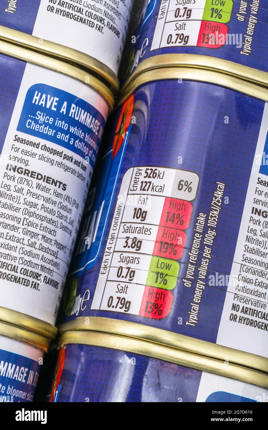 ASDA Fleischverpackungen aus der Dose mit Nährwertangaben, hohem Fettgehalt in Lebensmitteln, Lebensmitteln mit hohem Salzgehalt, Lebensmittelkennzeichnung aus der Nähe. Stockfoto