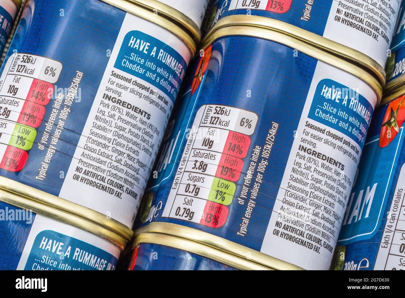 ASDA Fleischverpackungen aus der Dose mit Nährwertangaben, hohem Fettgehalt in Lebensmitteln, Lebensmitteln mit hohem Salzgehalt, Lebensmittelkennzeichnung aus der Nähe. Stockfoto