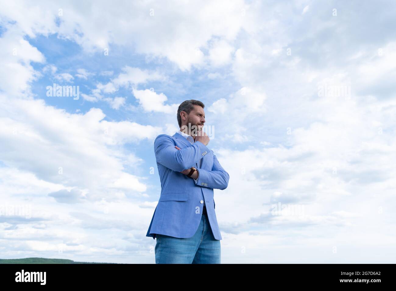 Mann Braut Bräutigam auf Himmel Hintergrund. Seriöse Geschäftsmann in formalwear. Business-Erfolg. Stockfoto