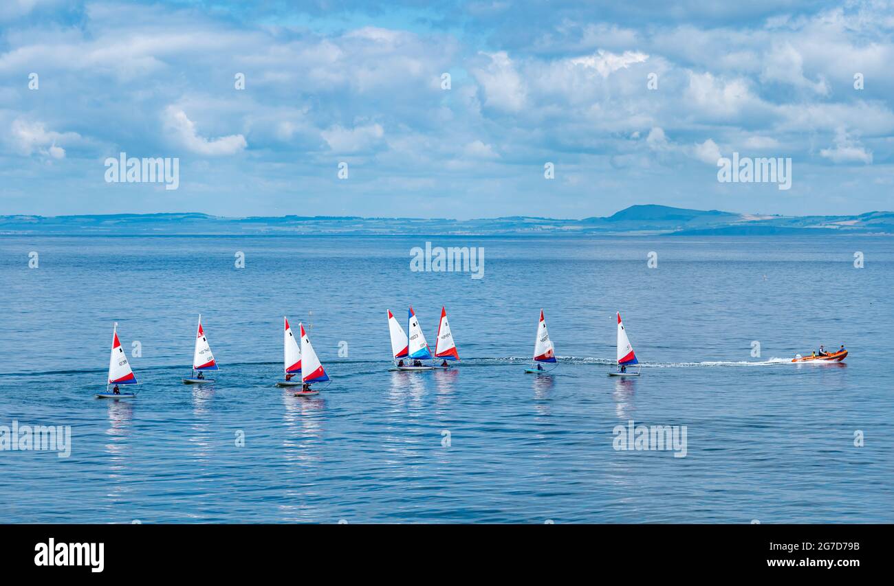 North Berwick, East Lothian, Schottland, Großbritannien, 13. Juli 2021. Wetter in Großbritannien: Heiß und sonnig: Eine Segelstunde findet im ruhigen Wasser des Firth of Forth statt Stockfoto