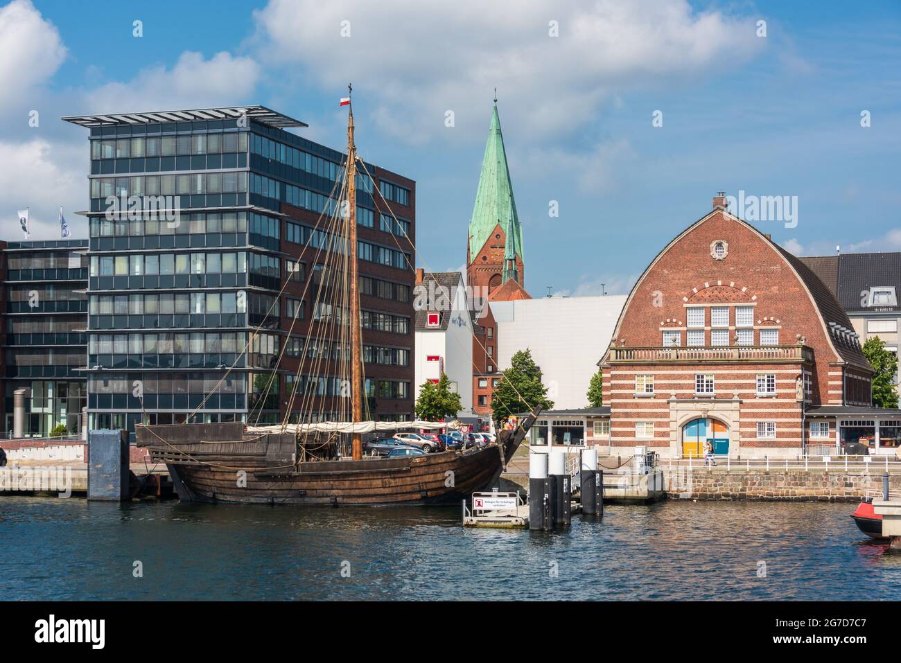 Hafen Kiel im Bereich Sartorikai und Seegartenbrücke mit Schiffahrtsmuseum Stockfoto
