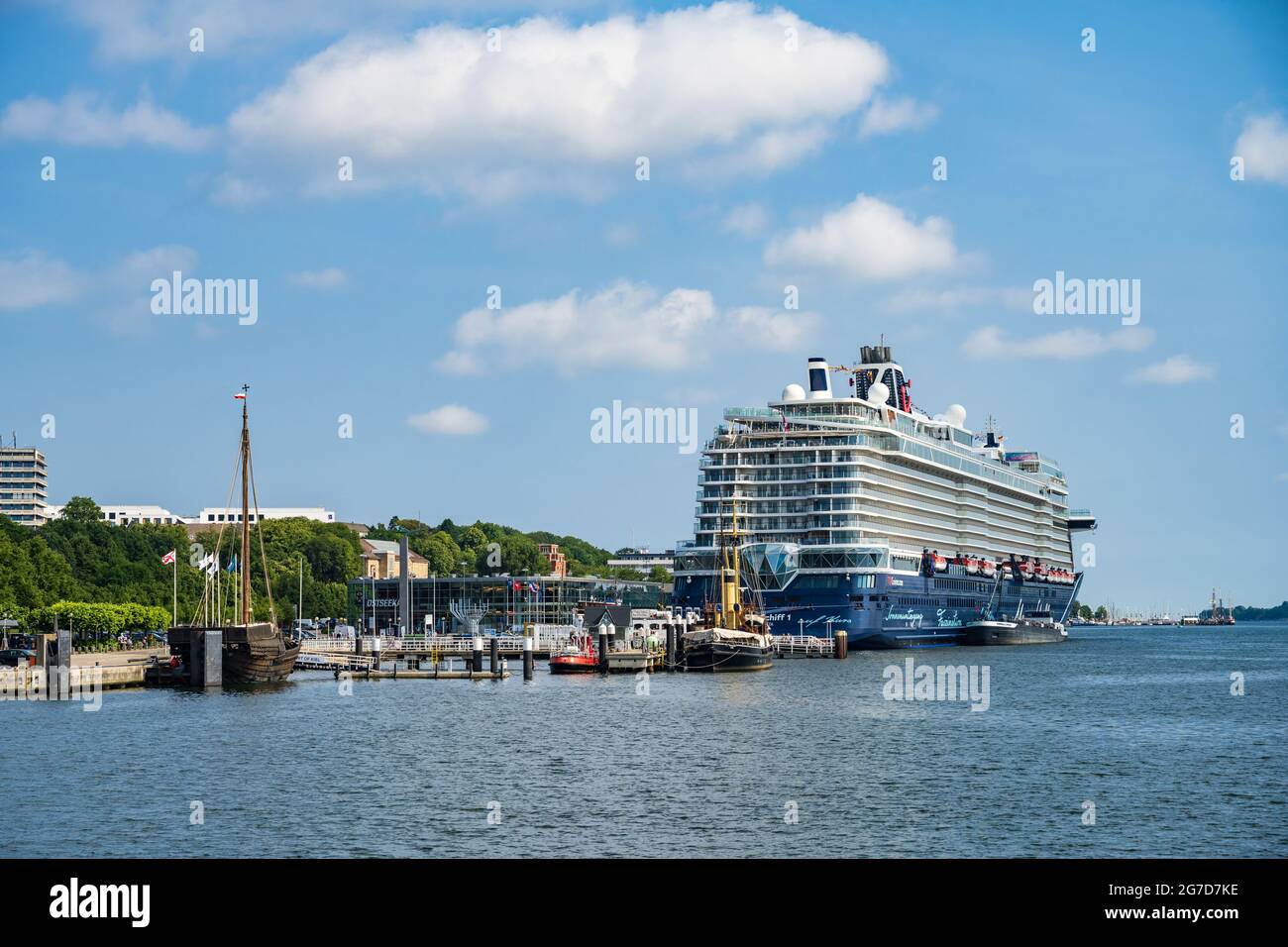 Kieler Hafen, am Ostseekai mit Museumsbrücke, das Kreuzfahrschiff Mein Schiff 1 im Vordergrund die Kieler Hansekogge Stockfoto