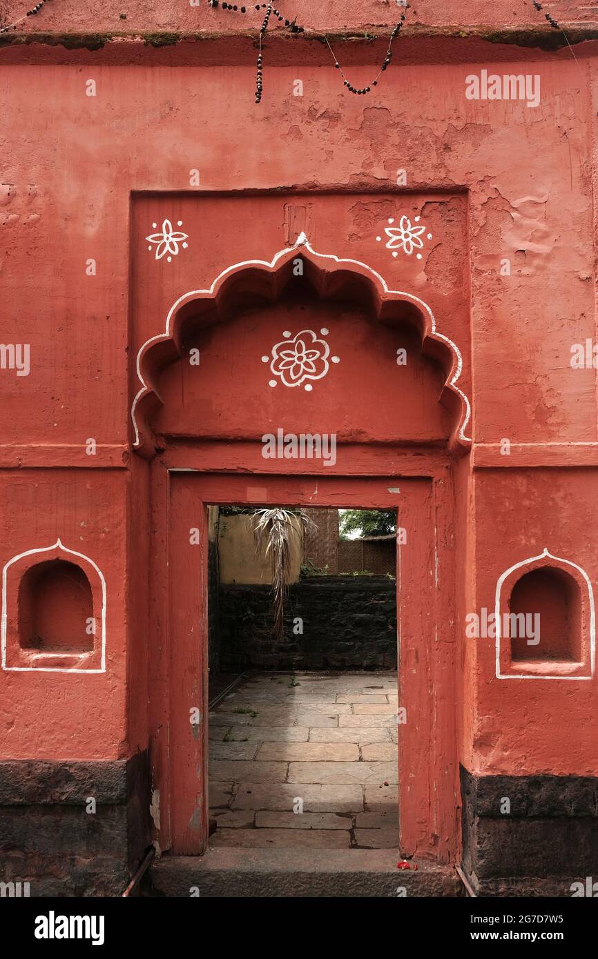 11. Juli 2021, Mharde, Satara, Indien, alter alter alter Tempel-Eingang an Retro-Wand Stockfoto