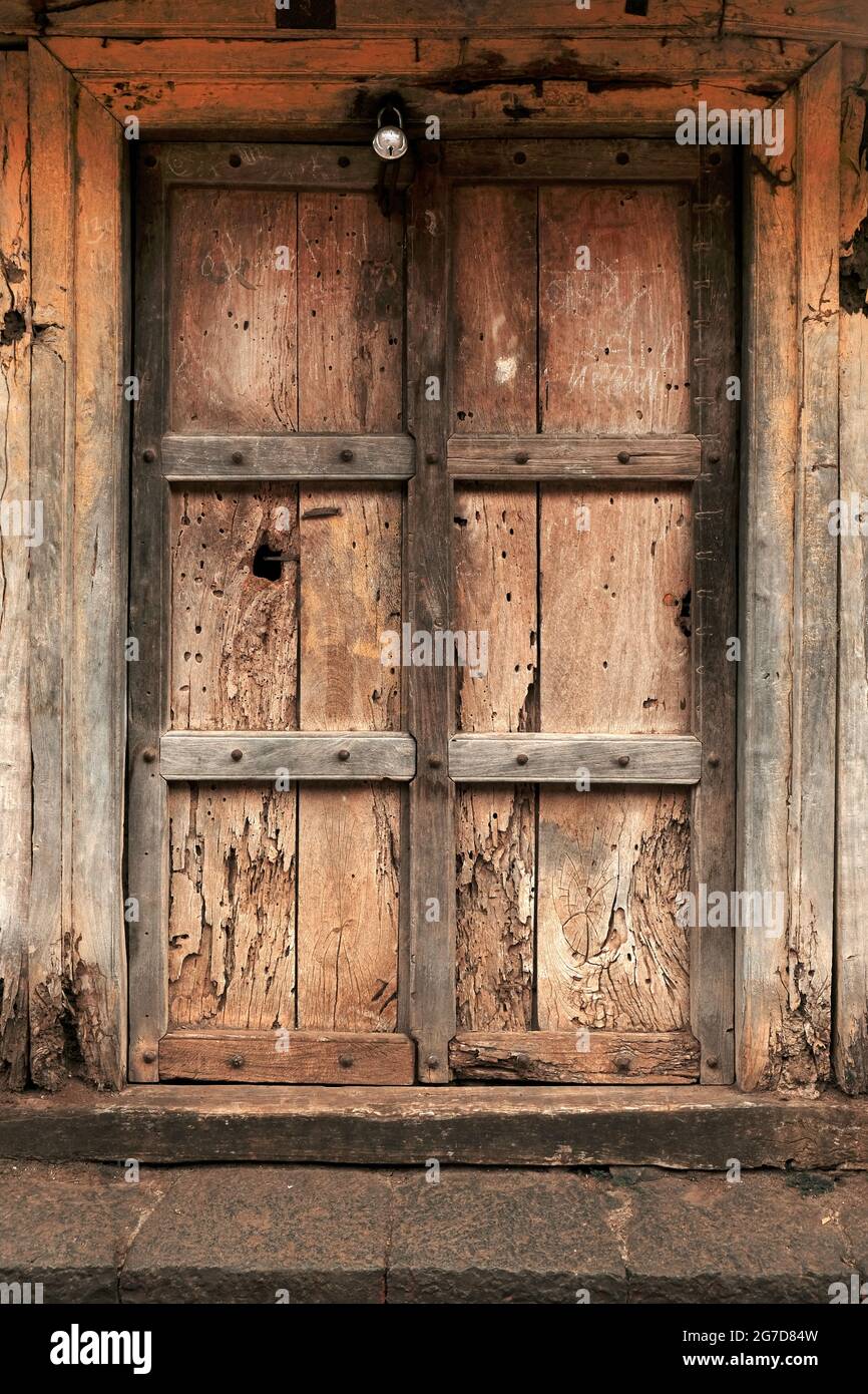 11. Juli 2021, Mharde, Satara, Indien, alte Vintage-Holztür auf Retro-Wand Stockfoto