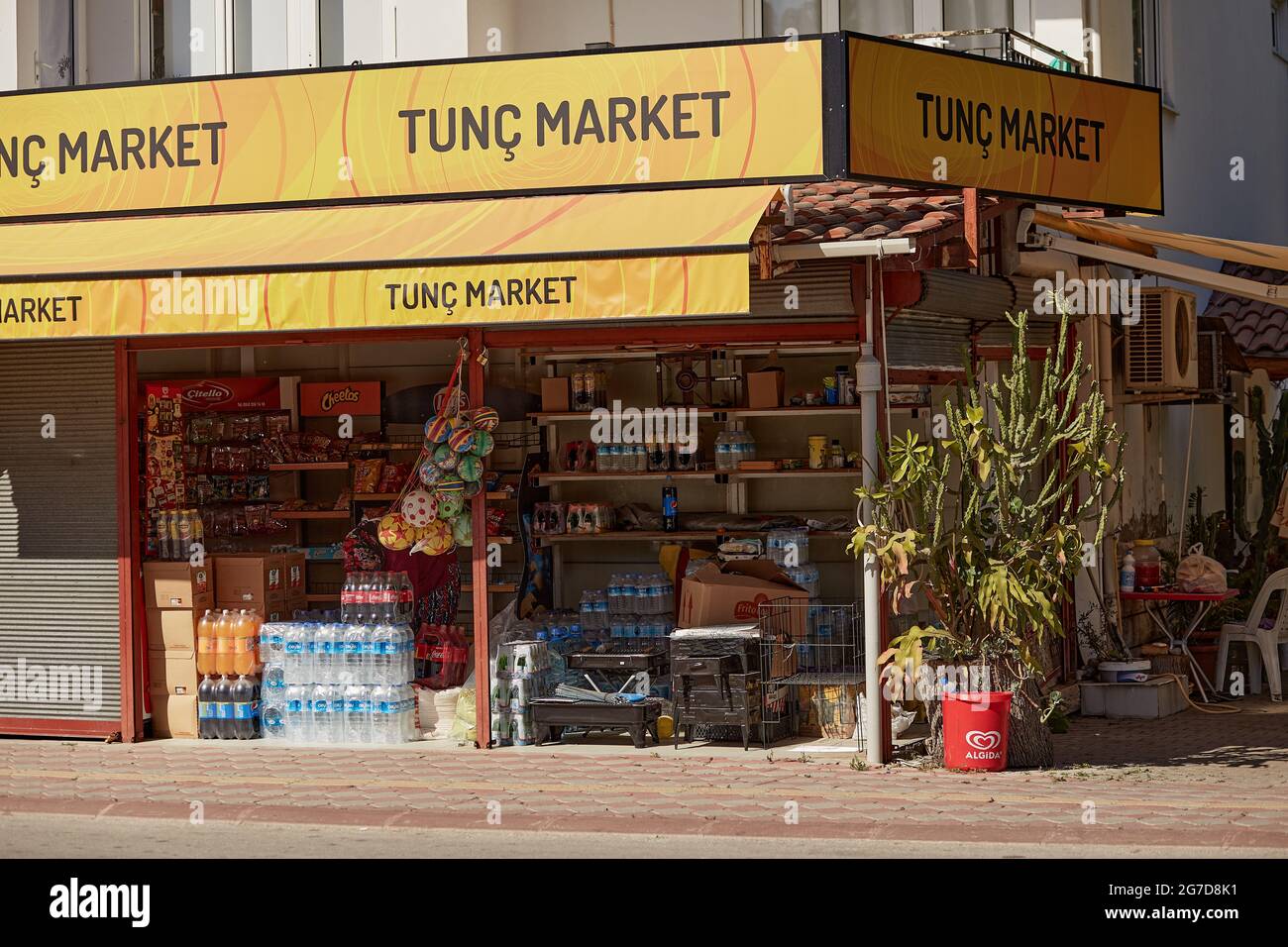 Kemer, Türkei - Mai 24,2021: Arme Provinz in der Türkei: Altes Gebäude mit Straßenhandel, Pflanzen und Souvenirs. Hochwertige Fotos Stockfoto