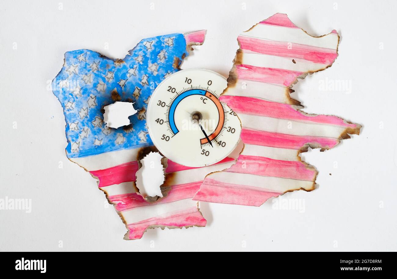 Hitzewelle in Nordamerika, verbrannte USA Flagge und Thermometer, die hohe Temperaturen anzeigen Stockfoto