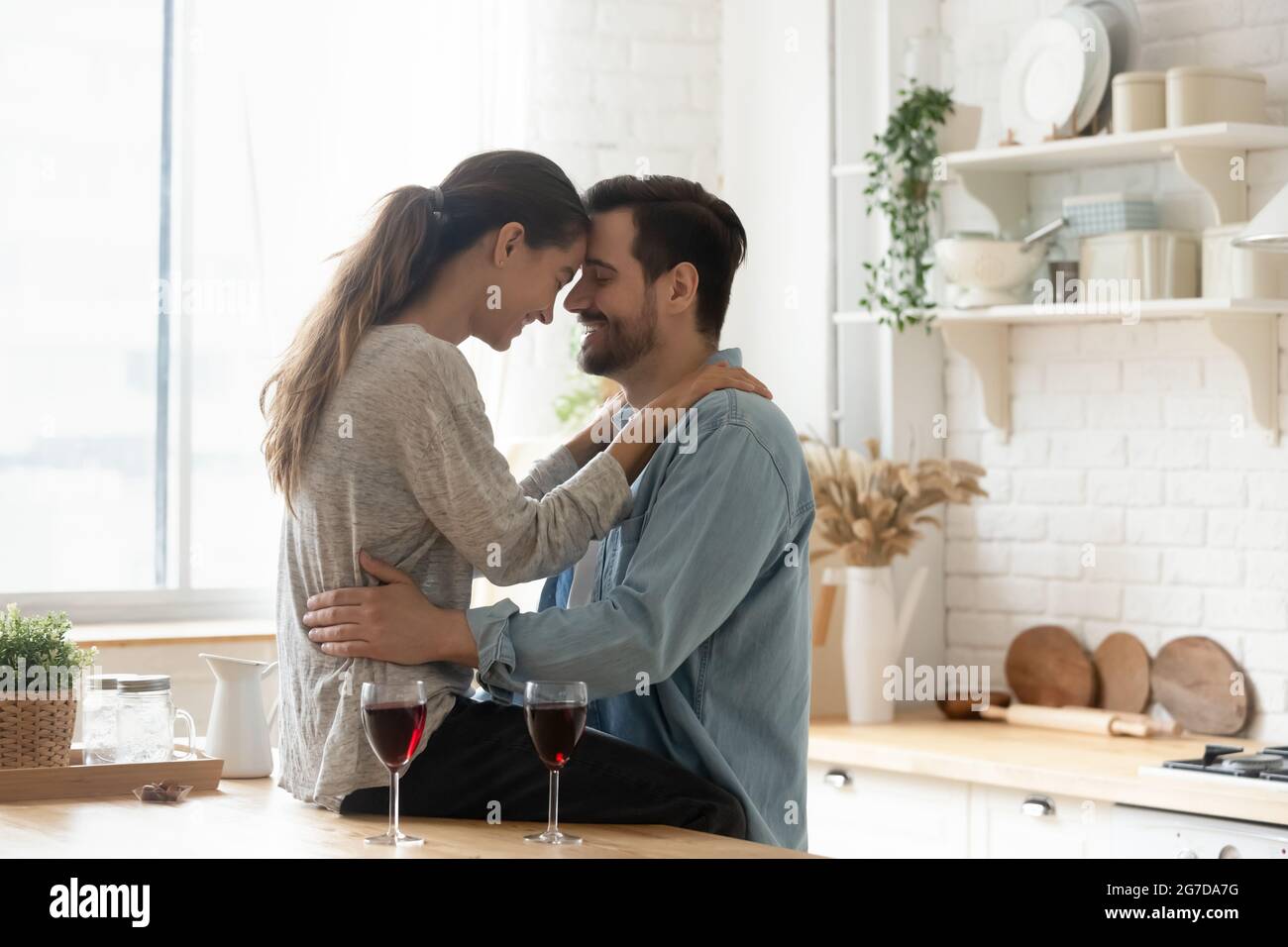 Schönes Paar in Liebe berühren Stirn genießen Dating mit Wein Stockfoto