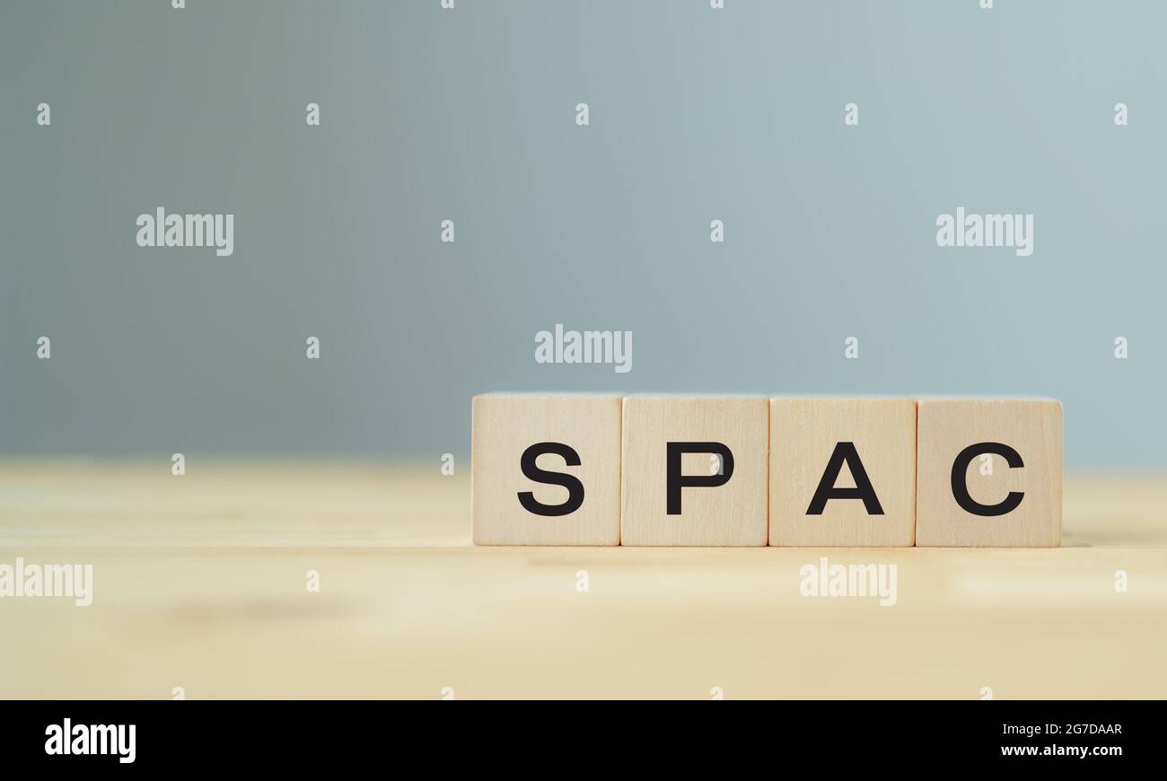 SPAC-Symbol. Holzwürfel mit den Worten SPAC, spezielle Akquisitionsfirmen auf schönem grauen Hintergrund, Kopierraum. Investitionen und SPAC concep Stockfoto