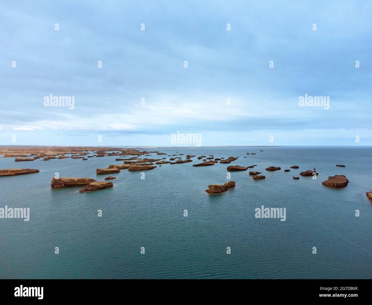 Blick auf den Geopark Wusut Yadan mit kleinen Felsformationen in der Provinz Qinghai, China Stockfoto