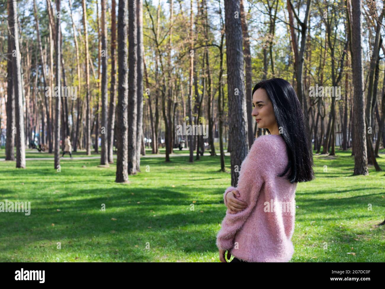 Mädchen im Park. Frau, die in einem Kiefernpark spazierengeht. Stockfoto