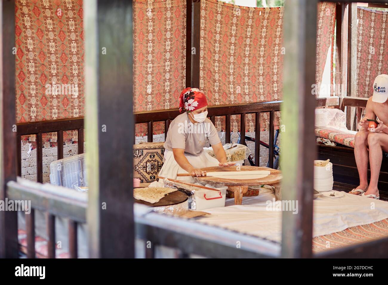 Kemer, Türkei - 25. Mai 2021: Frau bereitet im Freien nationales türkisches Fladenbrot zu. Teigvorbereitung. Türkische kulinarische Traditionen in der Küche. High qu Stockfoto