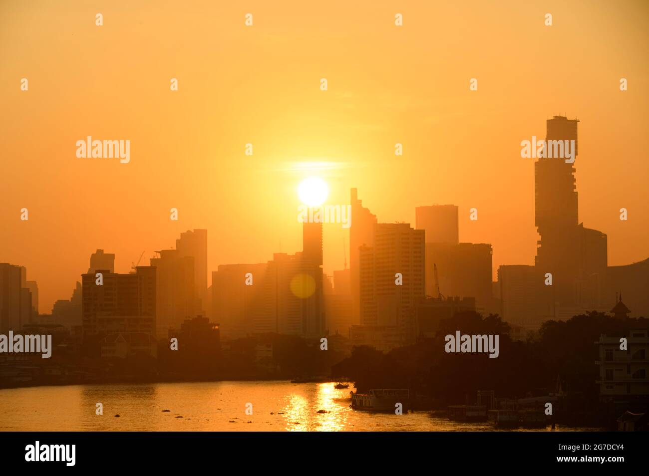 Blick auf die Skyline von Bangkok Thailand bei Sonnenaufgang mit städtischen Bürogebäuden. Stockfoto