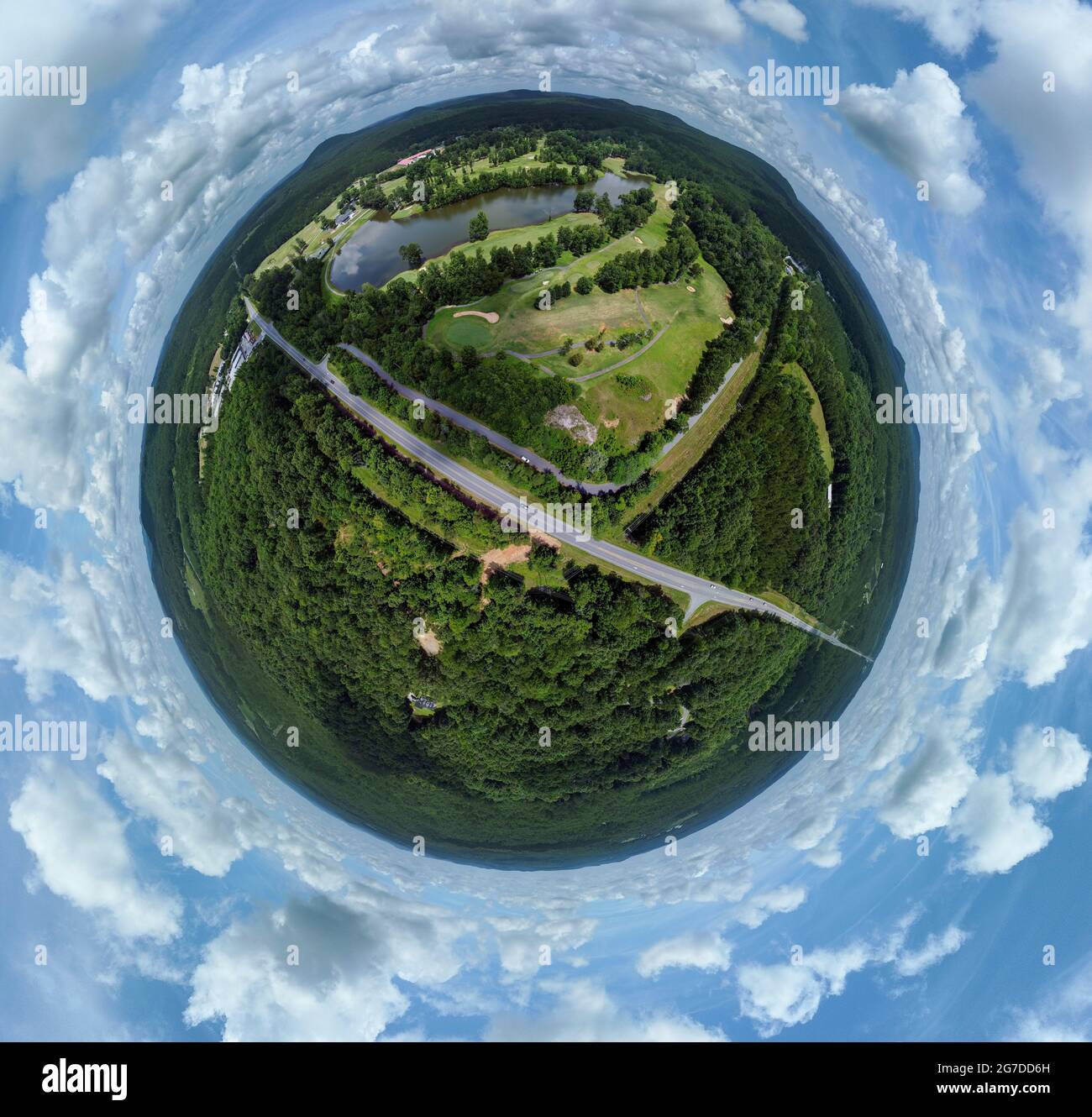 Winziger Planet über dem Golfplatz Stockfoto