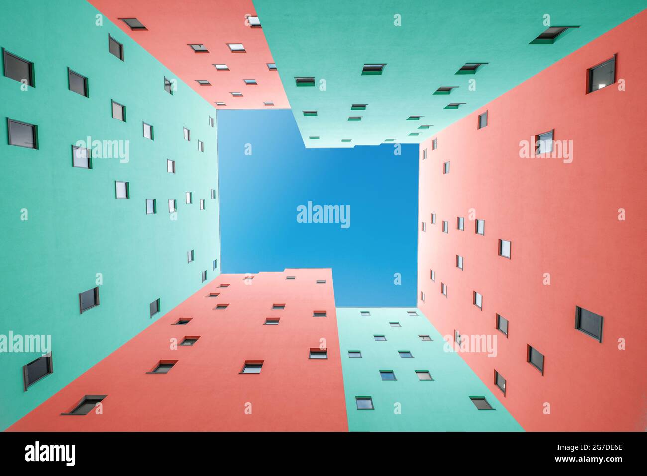 Farbenfrohe Gebäudefassade und blauer Himmel - Innenhof Stockfoto