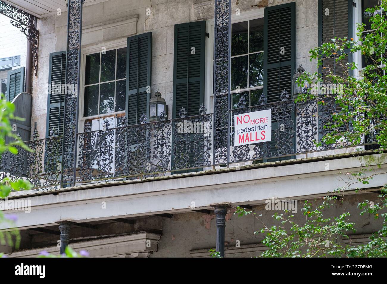 NEW ORLEANS, LA, USA - 10. JULI 2021: Schild „No More Pedestrian Malls“ auf der Galerie des historischen Gebäudes im French Quarter Stockfoto