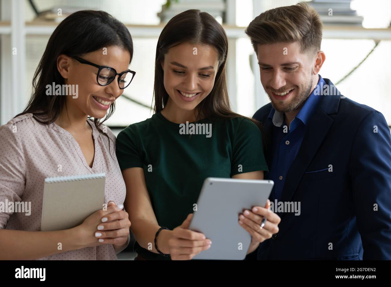 Glücklich zufrieden vielfältige junge Business-Team von Mitarbeitern mit Tablet Stockfoto