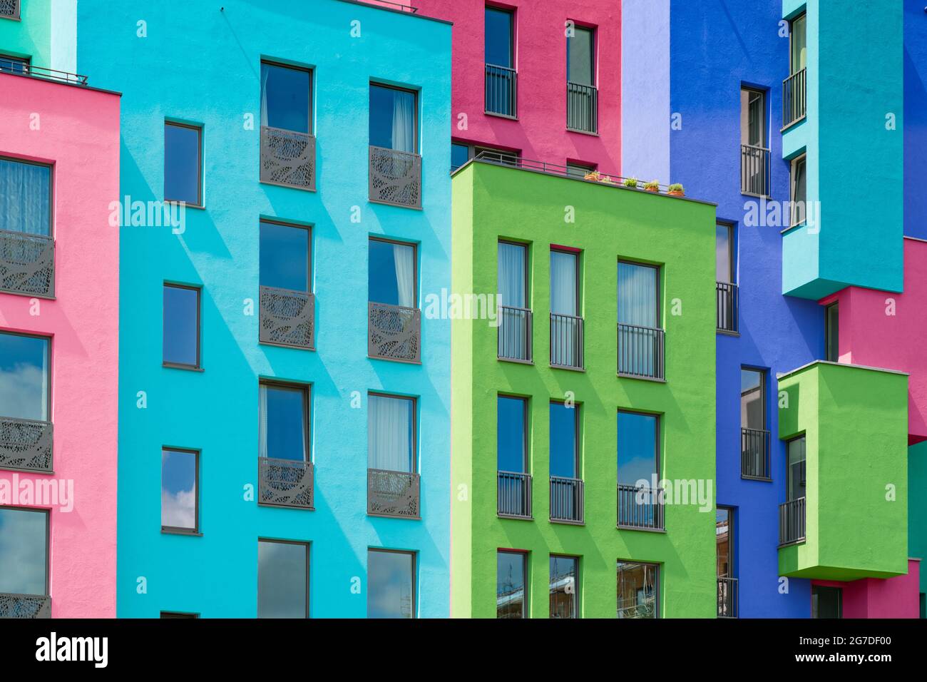 Farbenfrohe Gebäudefassade – mehrfarbige Fassade des Hauses Stockfoto