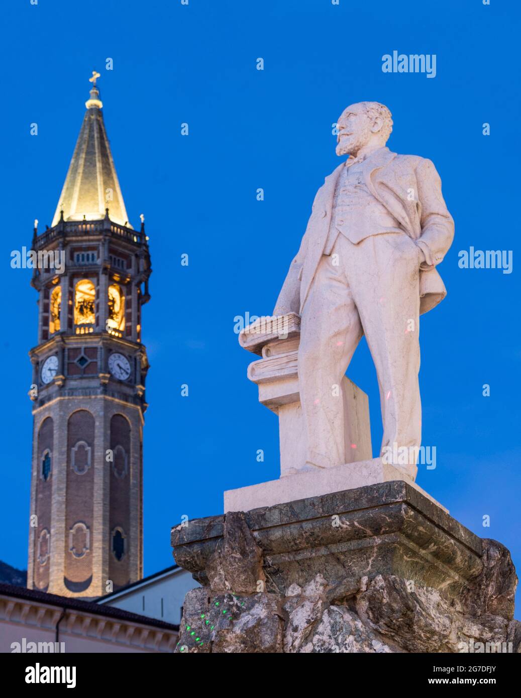 Piazza XX Settembre Platz, Denkmal für den Schriftsteller Alessandro Manzoni und Kirche Parrocchia di San Nicolò Kirchturm, Lecco, Como See, Lombardei, Italien, Stockfoto