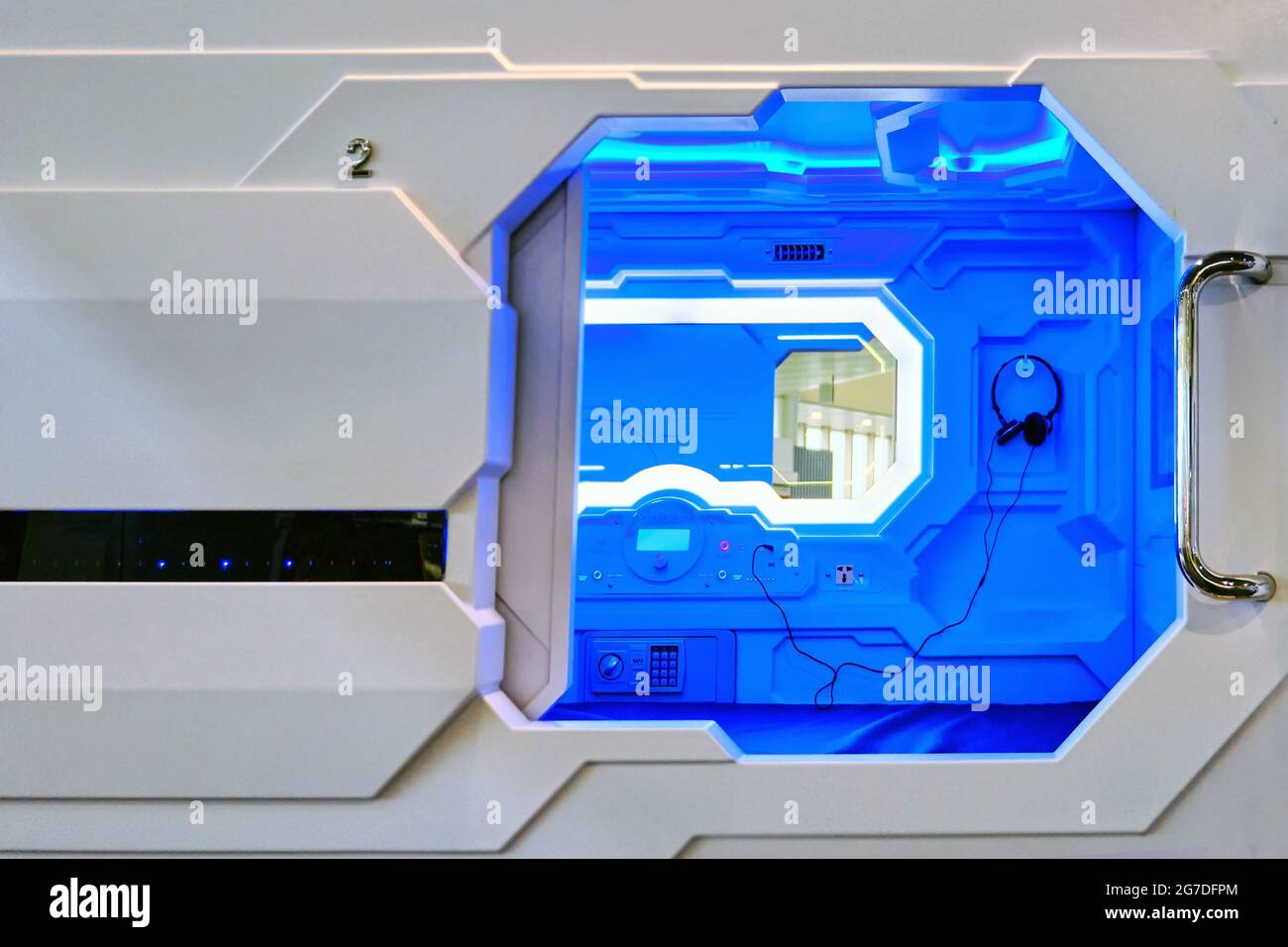 Capsule Hotel - eine der Varianten von High-Tech-Hotels, die eine kleine Schlafzellen auf einander befindet - Flughafen Sheremetievo ist Stockfoto