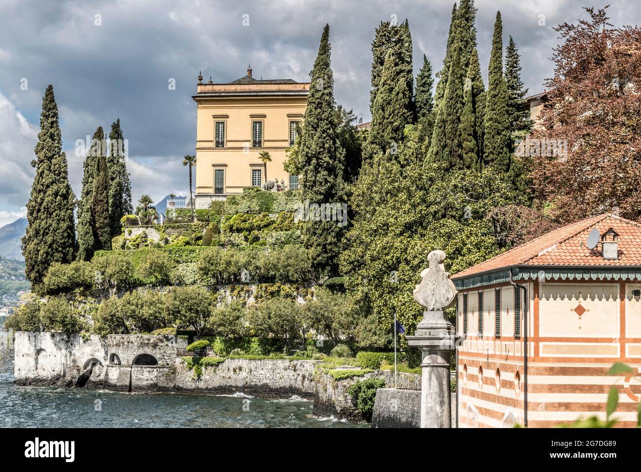 Villa Cipressi Blick von Villa Monastero, Varenna, Comer See, Lombardei, Italien, Europa Stockfoto